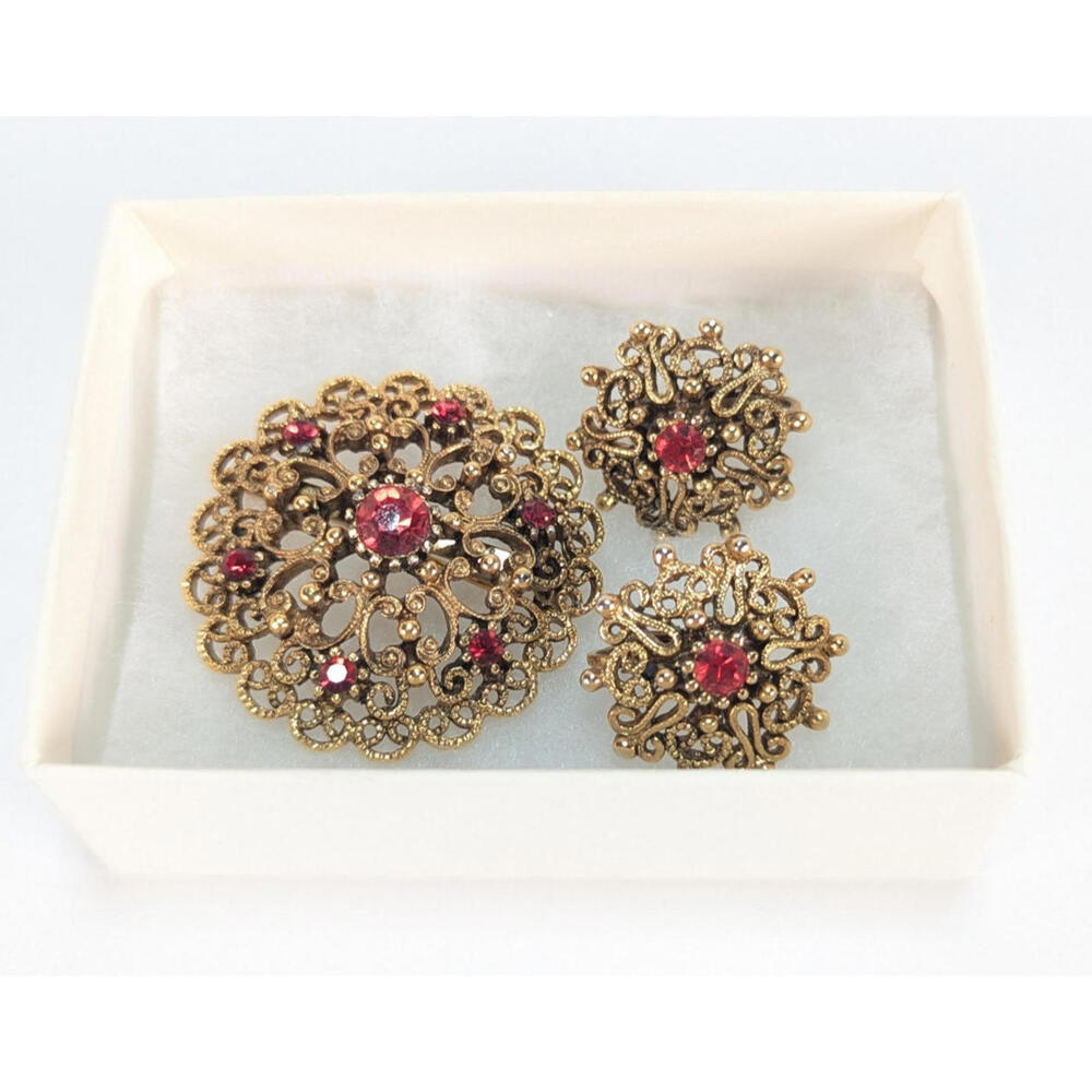 Goldtone Round Flower w Ruby Red Rhinestone Brooch Pin Earring Set JJ Jonette